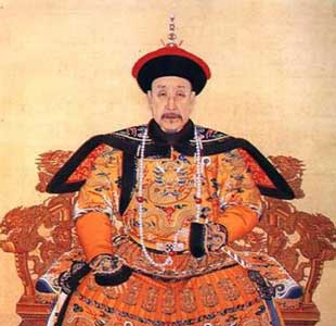 历史冷知识，颠覆认知，乾隆晚年对和珅的宠信，堪称清朝历史上最著名的君臣关系之一。和珅凭借机敏的头脑与善于揣摩圣意的能力，从一名普通的侍卫迅速崛起，官至军机大臣、领班大学士，权倾朝野。乾隆帝晚年精力衰退，对和珅的依赖日益加深，甚至将许多政务决策权交予其手。和珅则利用这份信任，结党营私、贪腐纳贿，积累了