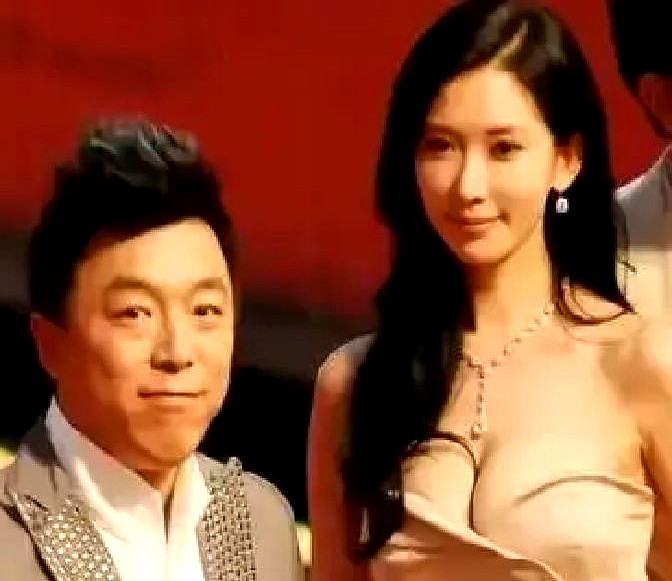 “跟你拍完吻戏，林志玲回家足足吐了一个月！”节目上，女主持把话筒直戳到黄渤面前。

面对这记当众贴脸开大，黄渤没急眼也没自黑。他身子往后一靠，慢条斯理地反问：“身高、长相、体型，你哪点能跟林志玲比？”

女主持瞬间卡壳。黄渤嘴角一咧，轻飘飘补上一句：“不过你有一点绝对赢她，就是尖酸刻薄。”

台下瞬