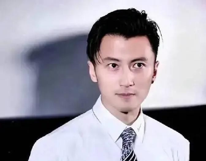 当年饭局上，那英当着一桌子人的面甩出一句狠话：“你俩根本不搭，别耽误她了”

旁边的王菲没接茬，就低着头默默转着手里的茶杯

这话后来七拐八拐传到了谢霆锋耳朵里

他没炸毛，也没找谁去掰扯这事儿

说句实在的，哪怕是天后级别的闺蜜，打着“为你好”的旗号当众插手人家感情，这事办得也挺让人下不来台

后