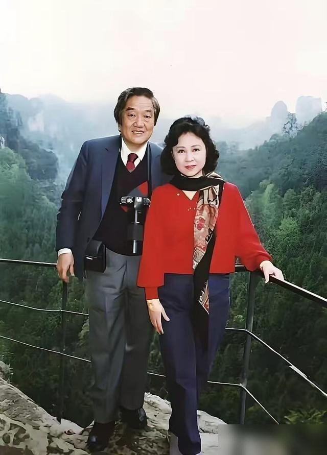 琼瑶走了一年多，平鑫涛创办的《皇冠》杂志也要停了。
2026年12月，第874期典藏号发完，这本活了72年的杂志正式熄灯。平珩说，做这个决定之前，特地去向父亲报告过。
有意思的是，这本杂志跟琼瑶的名字绑了大半辈子，真到关门这一刻，出来说话的却是平家的子女。
当年那笔账，局外人算不清。平鑫涛19