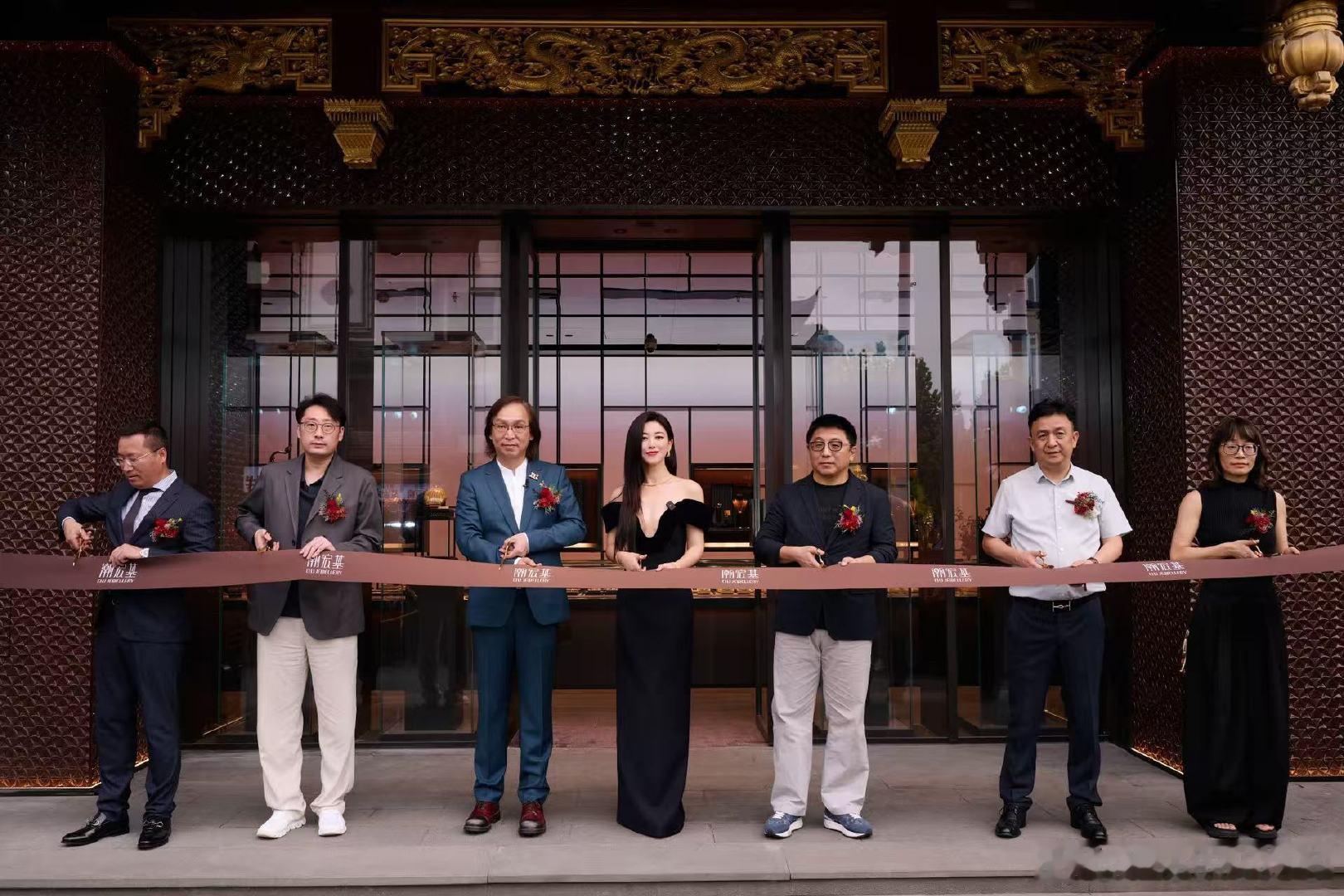 #朱珠美人配黄金# 美人配黄金真的太有看点，朱珠的仪态与气场，完美烘托出珠宝的独特美感。 ​