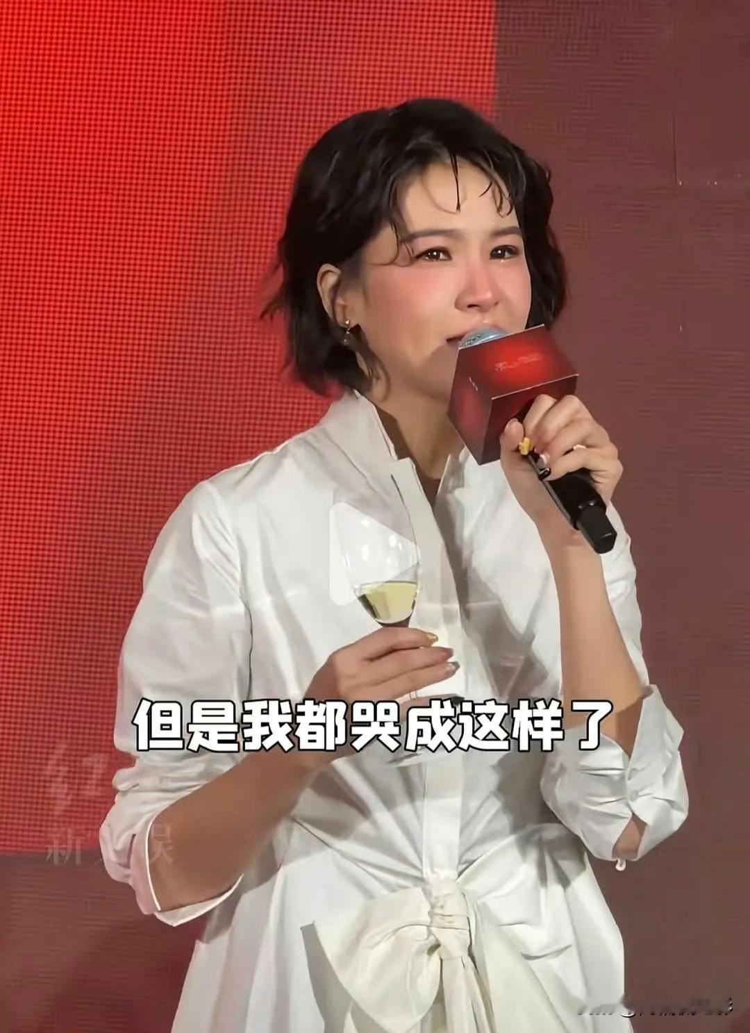 刚翻红的曾沛慈哭着恳求粉丝买票，声称只有票房达标，才算对得起主办方和公司。不少人直言，这就是拿眼泪道德绑架粉丝，说实话挺尴尬的。

两相比较，只觉得韩红着实冤枉，当初一句“给个面”就被网友追着骂了许久。
同样是劝大家支持演出，网友的评判标准却天差地别，双标现场看得人感慨。慈 韩红 曾沛