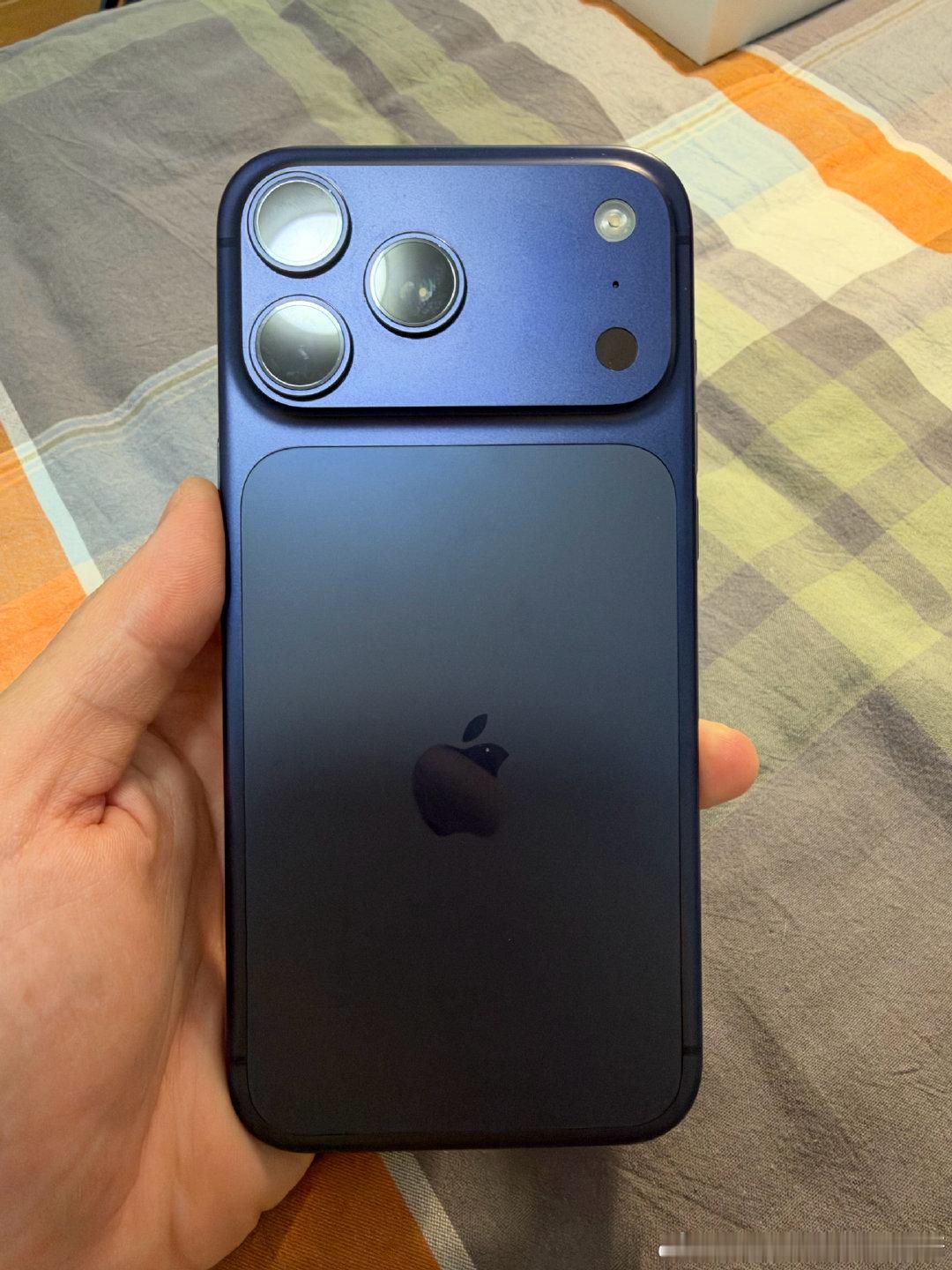去年的小米17pro max太太太重了
今年换回了蛤为阿芬mate18*5 pro
#Apple[超话]##不敢挂tag# ​