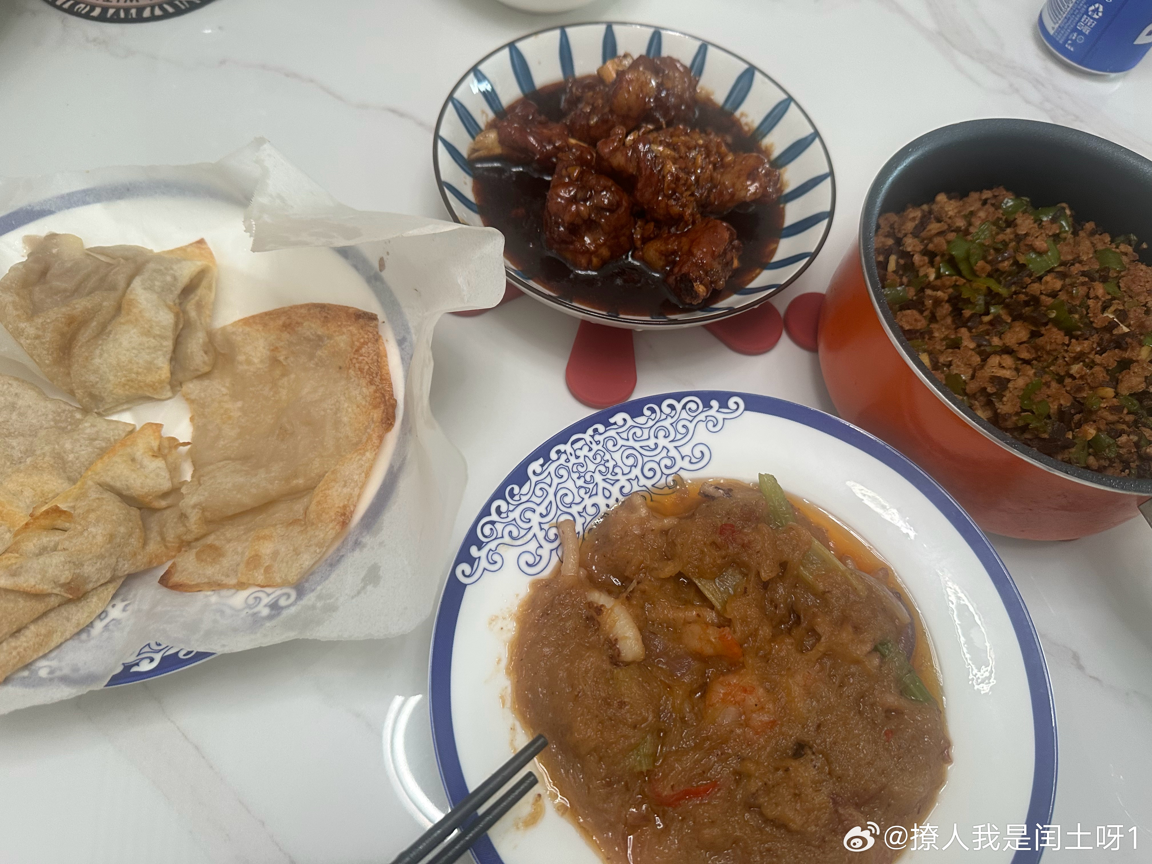 厨娘日记
1.海鲜粉丝煲。看得出来是哪一盘吗？粉丝变成糊糊了…哈哈[开学季]。预制菜也能被我做成这样。虽然最后还是被吃完了。
2.糖醋排骨。已经严格按照我妈教程制作，不过还是感觉有一股猪味。yl 说没有。不过我已经焯水了。可能是煎得不够久。虽然小火炖煮50分钟，已经脱骨。不过感觉糖醋味还是不 ​