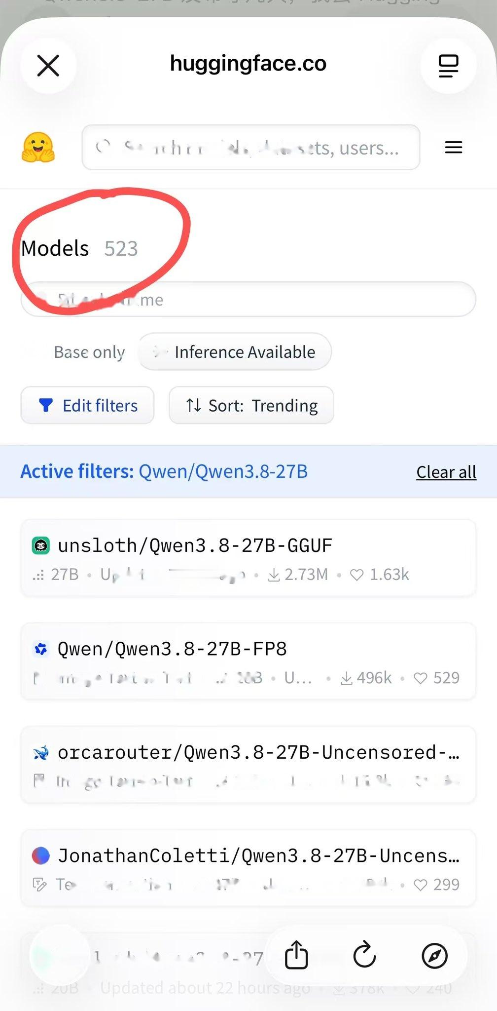 Qwen3.8-27B 发布才几天，我又Hugging Face 看了一眼。

有点离谱。

已经冒出了 500+ 量化版、100+ 微调版。

你肯定好奇，这帮人为啥乐此不疲？

简单说，这帮人在干 10 件事：

原版：Qwen 官方，27B Dense。

量化：FP8、INT4、NVFP4，