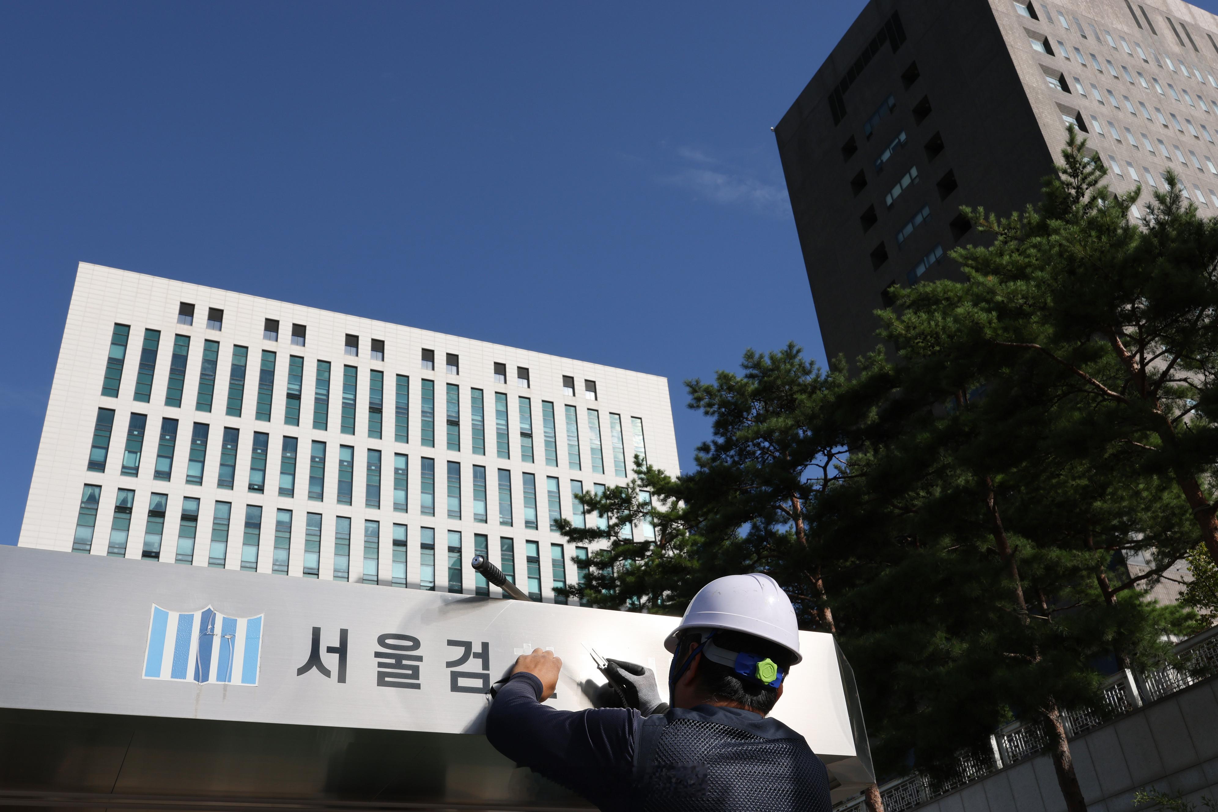 【韩国刑事司法体系迎重大变革 检察厅退出历史舞台[围观]】韩国刑事司法体系迎来重大历史性变革，根据2日起施行的《公诉厅法》《刑事诉讼法》《政府组织法》修正案，成立于1948年的韩国检察厅将退出历史舞台，原有的侦查与起诉职能将被拆分，由新设立的重大犯罪调查厅和公诉厅承担。韩国将正式确立侦查 ​