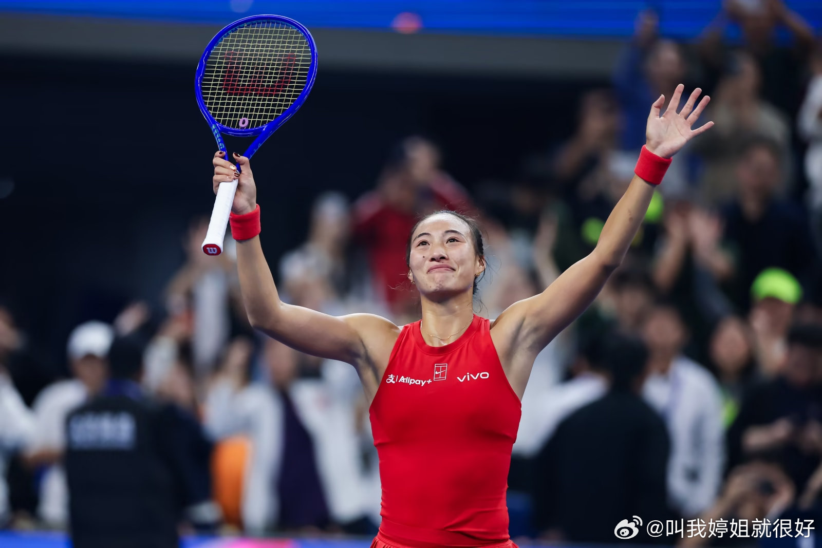 #冠军荣光与Dior雅致共鸣#
斩获职业生涯首个WTA1000赛冠军，郑钦文成为了中网20届历史上第一位本土单打冠军，这宣告着她在经历了伤病和低谷后霸气归来！夺冠后，她手捧奖杯来到长城留影，精致的Dior白裙和Dior高跟鞋衬得钦文愈发从容舒展。
身为Dior全球品牌大使，郑钦文把竞技场上的力量坚韧也融入到日常生活中，极具时尚艺术表现力的她，让人们看到赛场上是霸气十足的Queen Wen，也看到赛场下是优雅自由的文文，24岁的郑钦文正在绽放最棒的自己！