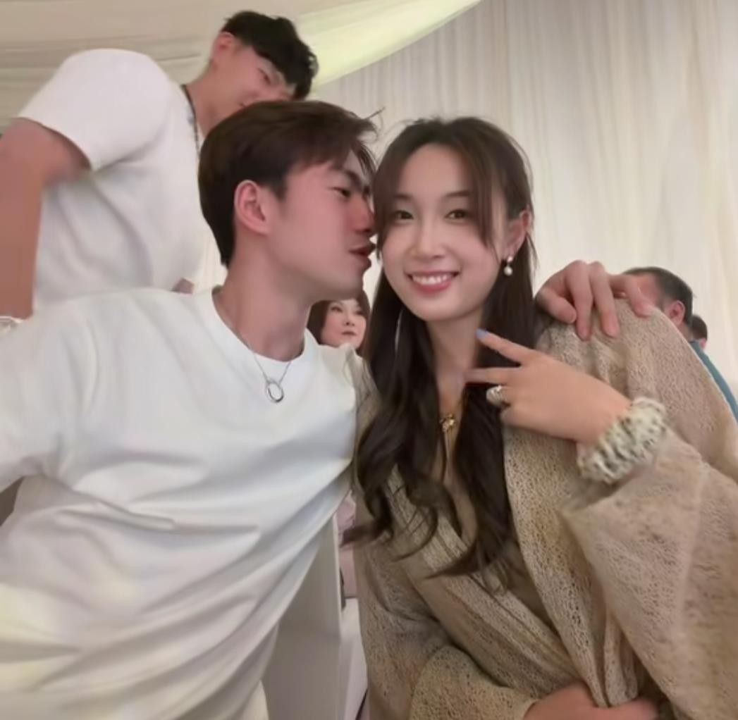 王昶和钱天一婚后首次公开同框，是在郑思维的婚礼现场。十月六号，郑思维和刘钰雯补办婚礼，两人2021年领证，因为常年比赛一直拖到今年才办，一双儿女当花童，黄雅琼怀着孕也来了，王昶带着钱天一、汪顺、徐嘉余这帮体坛好友全到场祝贺。王昶和钱天一今年二月七号官宣领证，当时王昶写的是一颗真心只给你，钱天一回的是