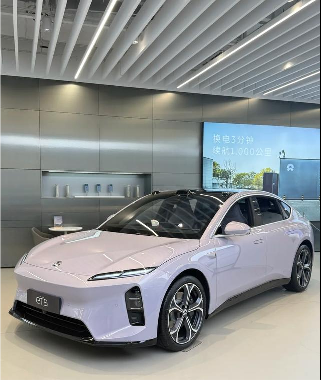 蔚来ET5：轿跑电车的精致之选
蔚来ET5在纯电轿车市场里的定位很明确——瞄准年轻消费者，用轿跑造型和换电服务打动用户。2026款的ET5，产品力依然在线。
外观上，ET5采用了轿跑式车身设计，溜背造型非常流畅。前脸的X-bar设计语言经过简化，更加犀利。分体式大灯组的辨识度很高。侧面线条简洁有力，