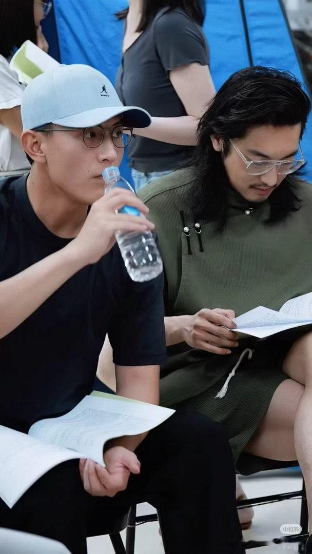 #演员刘萧旭[超话]#  
恭喜刘萧旭金鹰节微短剧荣誉单元  年度男演员[打call][打call]

私以为长路的演绎难度更大，人物性格转变的递进过程更加需要扎实的演技来支撑。
虽然但是，雏菊的颜值还是能打的。 ​