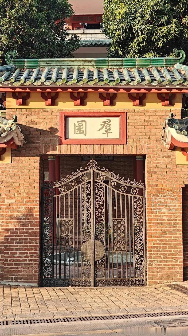 广东群园（又称“市桥皇宫”）位于广州市番禺区市桥街道海傍路69号，是民...