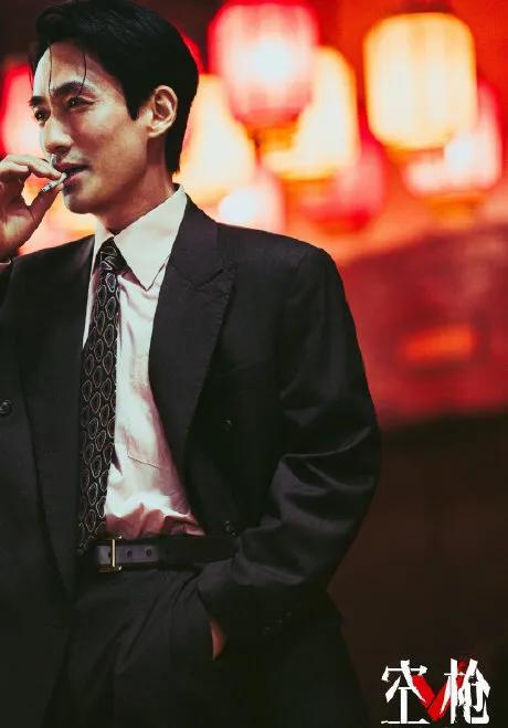 最近《空枪》一上映都说梁家辉遇到了此生无憾的对手
那就是朱一龙，但是电影的核心，我还是奉劝大家观看要谨慎……
电影演的确实出色，朱一龙演的万梓强，一次次游走在犯罪边缘，攫取财富，以为能挣脱底层的宿命。可真正毁掉一个人的，是内心无穷无尽的贪欲。
但是电影有一部分感情戏，还有一部分血腥 ​