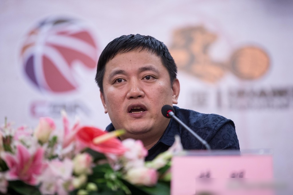 楼明是真坐得住。人都走俩了，还搁那儿谈笑风生。
赵嘉仁走了，布朗也没续，球迷炸锅，他一句基本盘还在就给打发了。
扒开看，胡金秋、孙铭徽、朱俊龙仨人确实没动，板凳上还压着几个能蹦的年轻人。说白了，广厦玩的不是补强，是换血。
王博更狠，10月12日仪式上直接把话撂下：别管谁走，新赛季防守加快攻，目