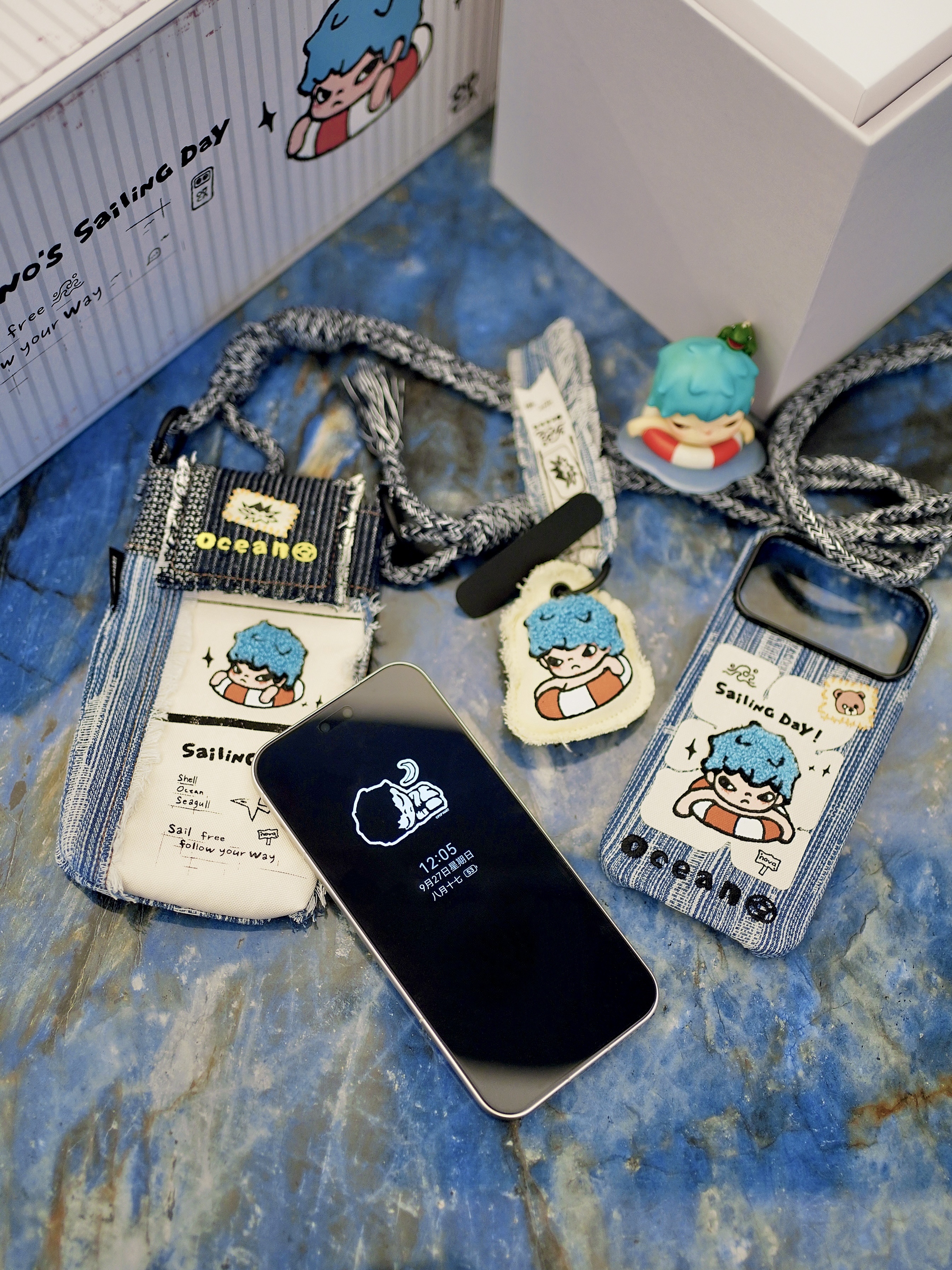 #华为nova泡泡玛特联名礼盒发布#没想到还有个华为nova泡泡玛特联名礼盒！海上漂流集装箱礼盒的设计非常时尚，海洋主题周边与小野的形象，再加上nova16 Pro幻彩贝母的粉蓝渐变，简直是年轻人的最爱，好看得不像话。

nova16 Pro的幻彩贝母，搭配这些周边非常配，特别有海洋主题的味道，可以看得出来这次 ​