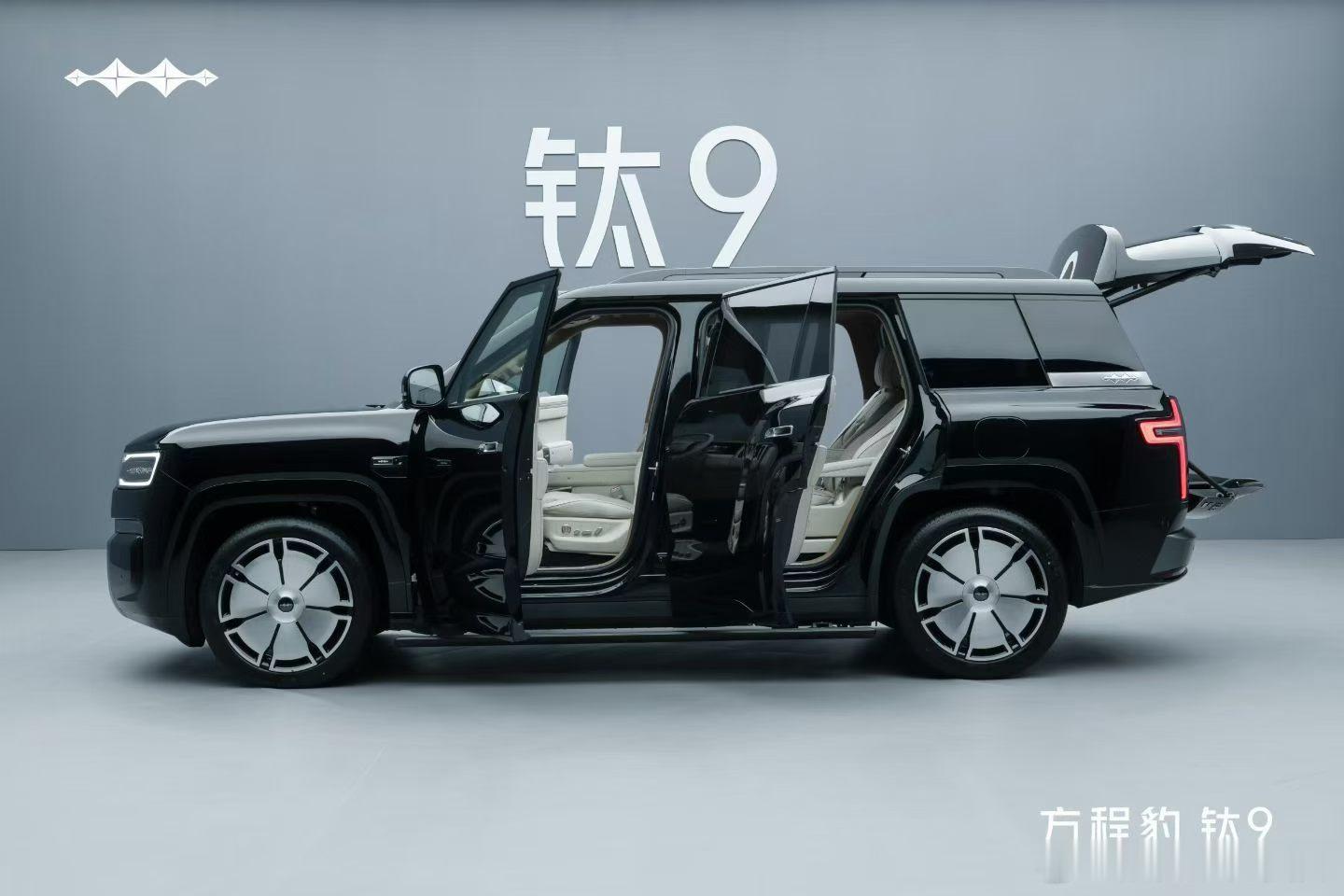 #陨石黑 暗夜为袍，星环为冕
静，可镇场；动，即破晓
#方程豹 #钛9 科技新奢旗舰SUV
全国预约咨询，现已正式开启  ​