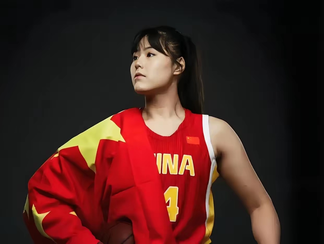 李月汝的护照于美国的快递途中不慎遗失，相关各方多方协调搜寻，也尝试各类补救办法，可到赛事报名截止日期依旧没能找回，李月汝最终没能跟随国家队出征本届女篮世界杯。

最先要问责的，是李月汝自己。

这不是苛责一个已经在海外拼杀多年的姑娘。她1999年出生，巴黎奥运会小组赛场均17.7分、11个篮板，是中