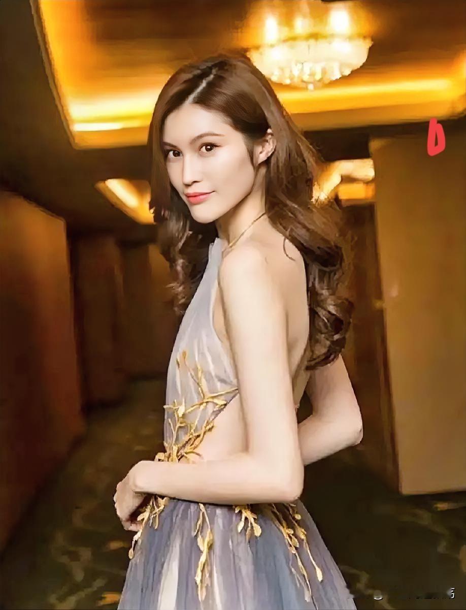 何穗生完孩子身材成了大家讨论的焦点！紧身衣把她的身材曲线勾勒得特别明显...