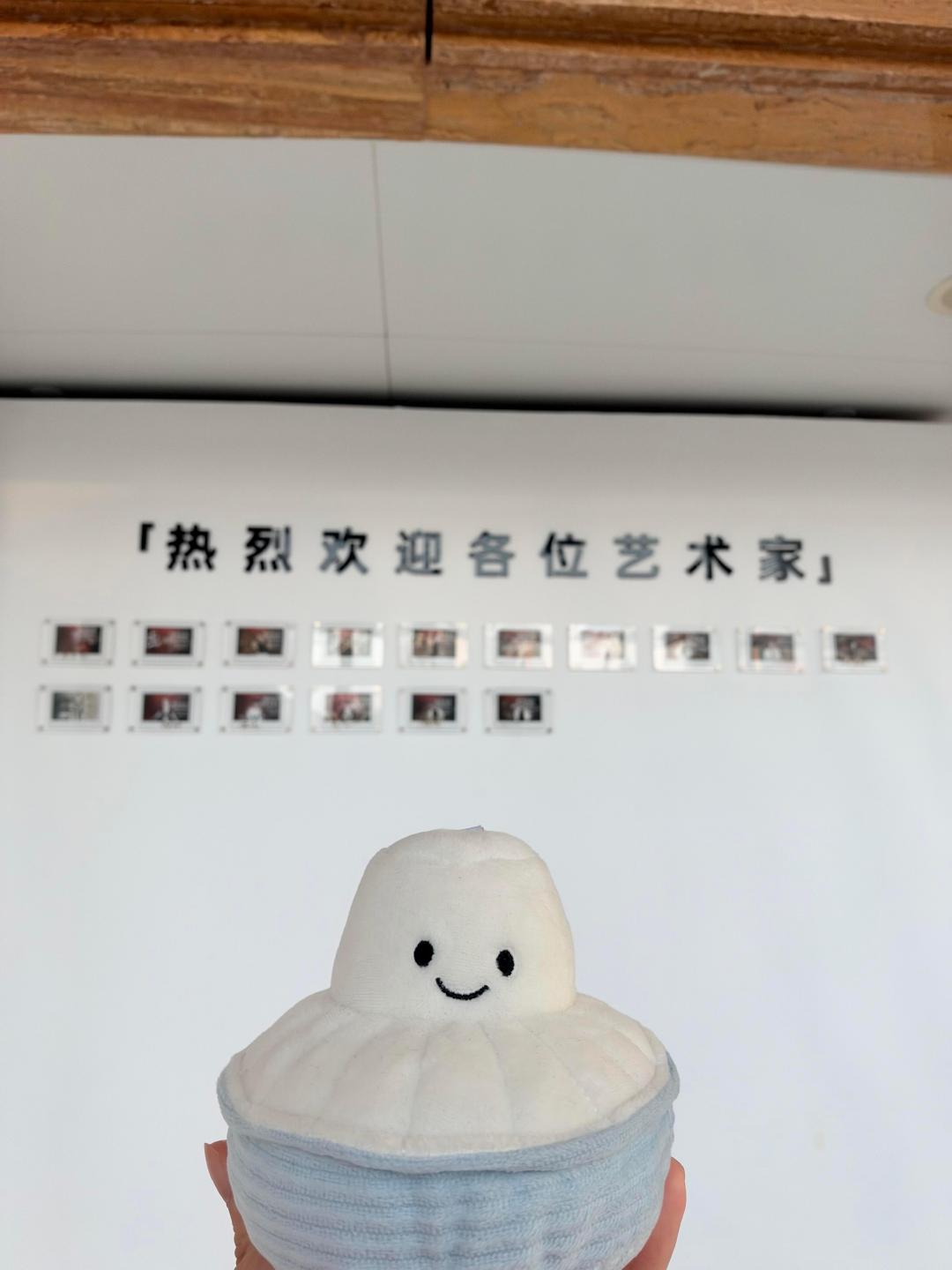 #仪锤定音是香姑#.#吴宣仪 她的海# 
东莞玉兰大剧院这个墙上有咱们吴宣仪了噢

​