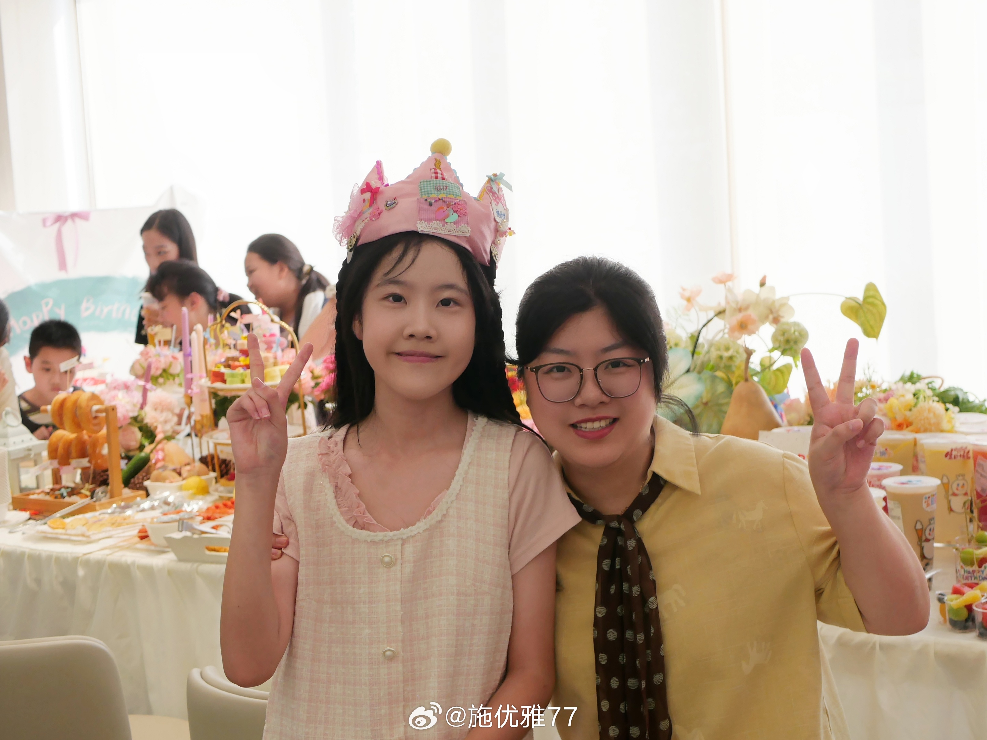 趁着可乐姐生日，其实我备了份束脩之礼。束脩之礼不是贵重的东西，只是想好好表达一份心意，特别感恩遇见这样的好老师。关于送什么合适的？超会买指南双十一必囤好物清单把双十一交给AI带娃随手拍 其实我用AI对比了很久，最后决定用最朴实的束脩礼，束脩礼原本是十条干肉，后来民间拜师礼发展成六礼束脩，不是贵重礼物，重在尊师心意。束脩礼买什么？准备什么？束脩礼如下:1. 芹菜｜业精于勤。愿学子勤奋向学，踏实努力，也感念老师辛勤施教。2. 莲子｜苦心教诲。莲子芯苦，代表感谢老师苦口婆心、耐心教导。3. 红枣｜早早高中。寓意学有所成，早日取得好成绩。4. 桂圆（龙眼干）｜功德圆满。感恩老师引路，愿学业、万事圆满。5. 红豆｜宏图大展，鸿运高照。祝愿老师诸事顺遂，桃李繁茂。6. 干肉条（肉脯）｜最初的束脩本礼，代表弟子郑重的敬意、答谢师恩。除了以上这些，我准备了一本paperblanks佩兰克的梵高向日葵笔记本，让孩子们写上了对老师想说的话，因为老师已经转去其他学校了，所以见面格外珍贵，二十年后老师如果...