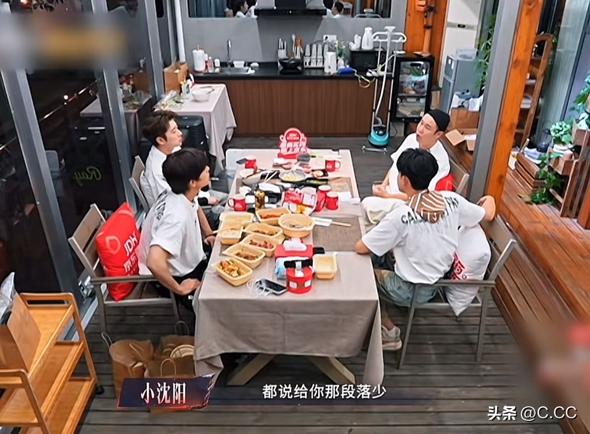 小沈阳因为分给曾辉的部分少而愧疚，
曾辉却一点也不在意，
一段话说的真诚而坚定，一直在劝解阳哥，
他认为这场比赛不仅仅是输赢，还会有人离开，
一个团队本来就应该扬长避短，他自己本来也就唱的不好，不能让大家陪他玩，
而且小考时有一大段他还没唱，其实他的部分也不少！
可能就是他的阳光、真诚才会得到这么多