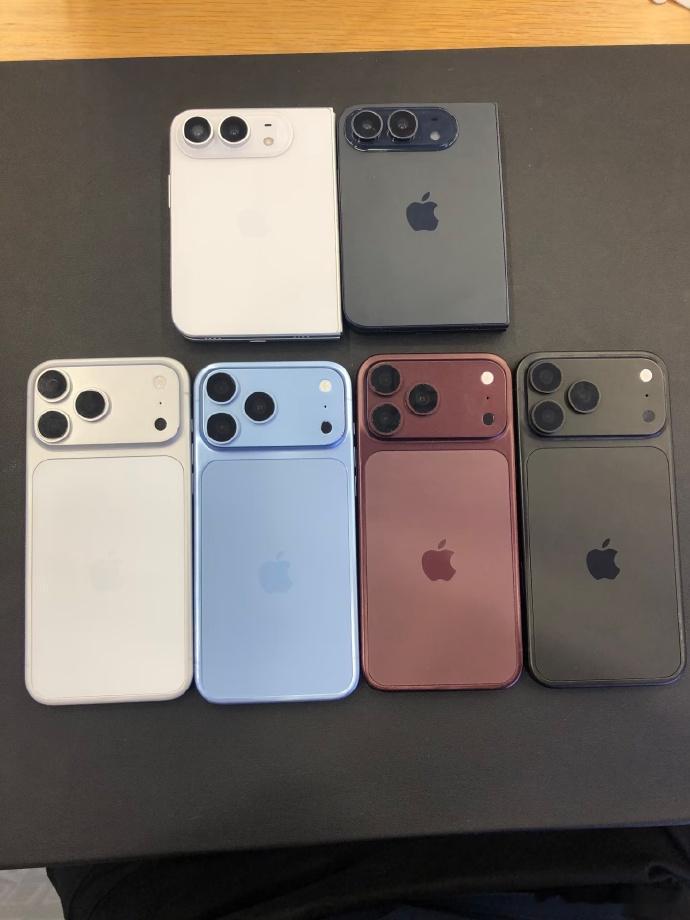 #iPhone18Pro发布会倒计时#
一年一度苹果科技春晚进入倒计时，北京时间 9 月 10 日凌晨 1 点，乔布斯剧院即将揭开新品面纱。

本次发布会看点拉满：iPhone18 Pro/Pro Max 登场，搭载台积电 2nm 工艺 A20 Pro 芯片，影像新增可变光圈，灵动岛面积缩小；更有苹果首款折叠屏 iPhone Ultra 重磅亮相，也是 ​