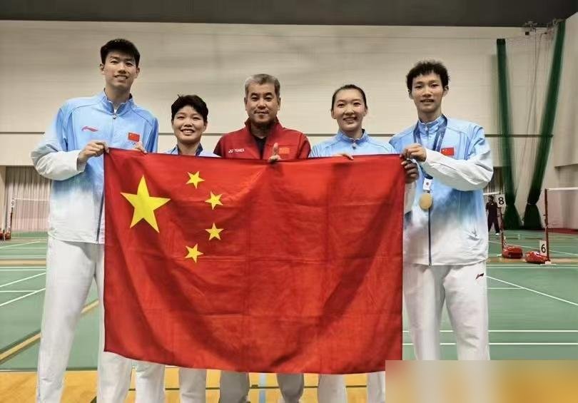 主力全撤了，混双却扔进去六对。国羽这站500赛的排兵布阵，摆明了就是练兵场。石宇奇、梁王组合连名都没报，男单女单只留几个熟脸带一堆生面孔。为啥？账算得明白。后面丹麦、法国两站750，奖金95万美金起步，积分翻倍，那才是要玩命的局。小比赛拿命拼不划算，不如让年轻人上去抢分。但抢分这事也残酷，你积分不够