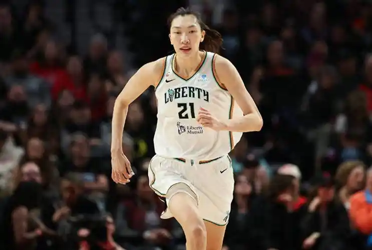 名单揭晓！亚运女篮阵容出炉，韩旭、李月汝缺席背后原因曝光

我认为，这份中国女篮亚运名单真正值得讨论的地方，并不是少了哪两个人，而是中国女篮正在尝试回答一个更长远的问题：当核心球员不可能永远年轻，当世界篮球竞争越来越激烈，一支国家队该怎样完成新老交替。

8月24日，中国篮协公布2026年爱知·名古