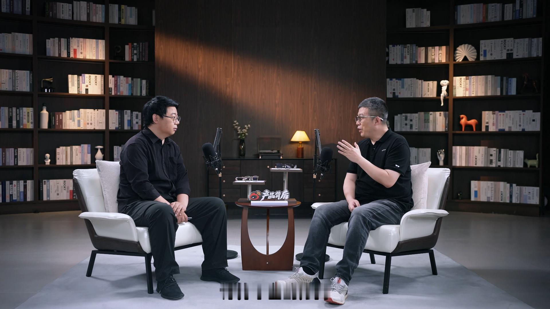 #AI眼镜公司只有20%能活下来# AI眼镜公司最后20%左右能活下来。李总这句话我觉得没说错啊，看似是咱们日常佩戴的一个眼镜，但加上了AI两个字之后，这背后的门槛可就高了不少了。

大家对AI眼镜的印象可能就是厚重到累人、续航不够用、外观不够好看。而这几点其实也是AI眼镜行业所需要跨越的门槛，谁能 ​