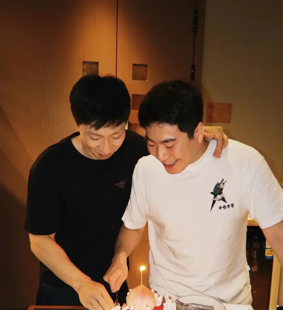 马龙和梁靖崑同天过生日，好久没露面的王楚钦总算在私下聚餐里露了脸。
前阵子连轴转打比赛，又是伤病又是舆论压力，镜头前那个紧绷得像块铁板的王楚钦，这次笑得眼睛都快找不着了。
很多人都纳闷，怎么平时看着心事重重的年轻人，一回到这帮老大哥身边，立马就变回了当年那个快乐小孩。
马龙36岁，梁靖崑28岁