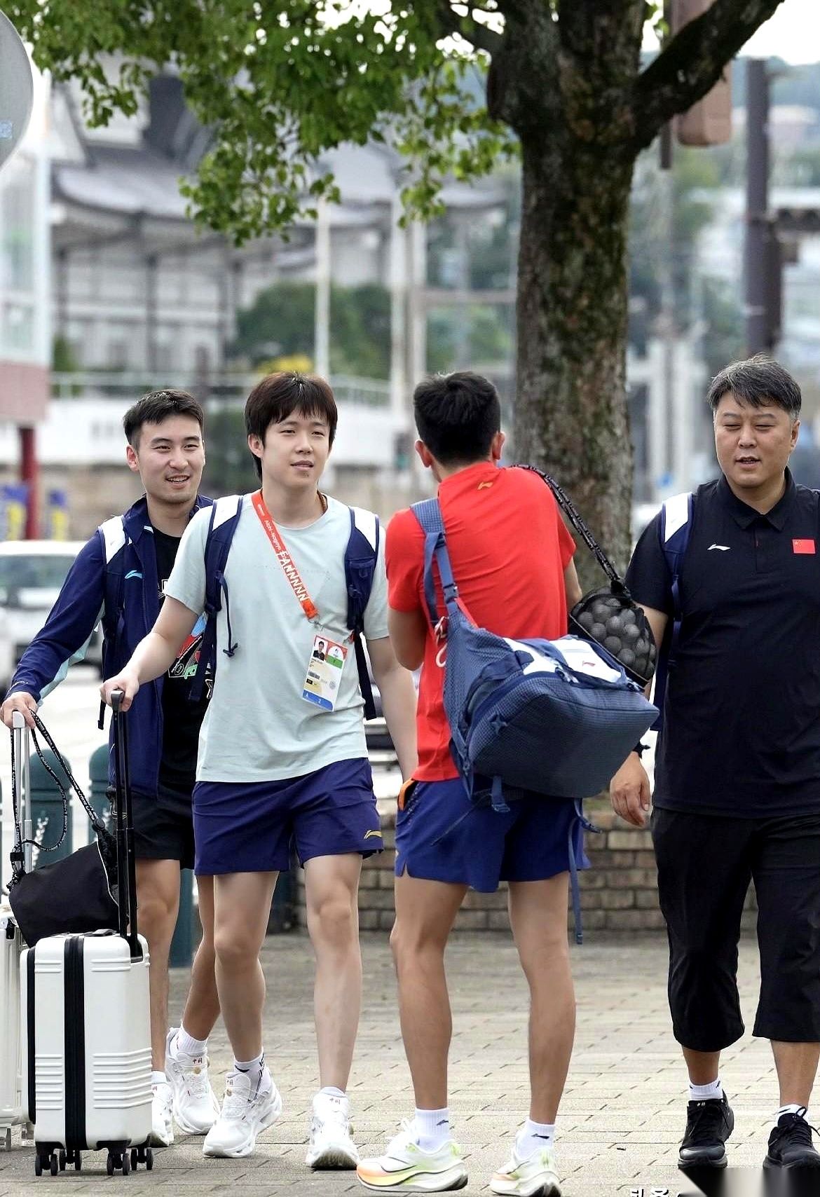 这届乒乓球男团比赛还没开打，日本队先把狠话撂台面上了。张本智和跟松岛辉空这两个绝对主力，直接给出了一个极其扎耳的夺冠公式：“只要战胜王楚钦，金牌就一定是我们的！”
这句话的潜台词太嚣张了。这就等于指着林诗栋、向鹏、温瑞博和黄友政这四个首次参赛的国乒新人说：你们四个，根本不算事儿。在对手眼里，国乒的防