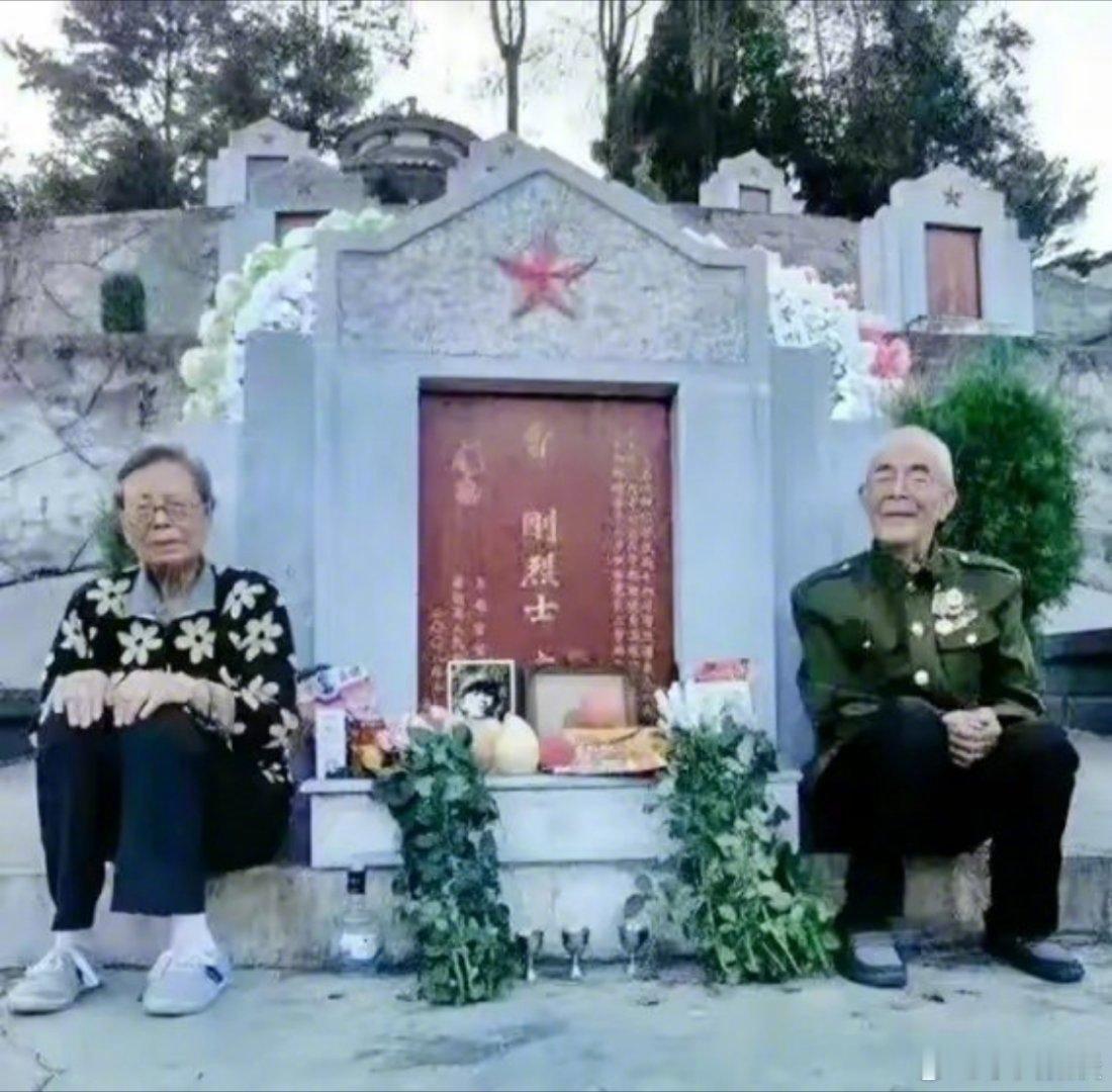 两位老人自感时日不多，千里迢迢来到烈士陵园祭拜烈士儿子，离开前，两位老人与儿子拍下了一张特殊的“全家福”。 看到这张照片不禁泪目，失去孩子，这对父母的心都被掏空了，该是怎样的心痛啊，余生一定不好过，向英雄致敬，向无私的英雄的父母致敬！🙏 ​​​