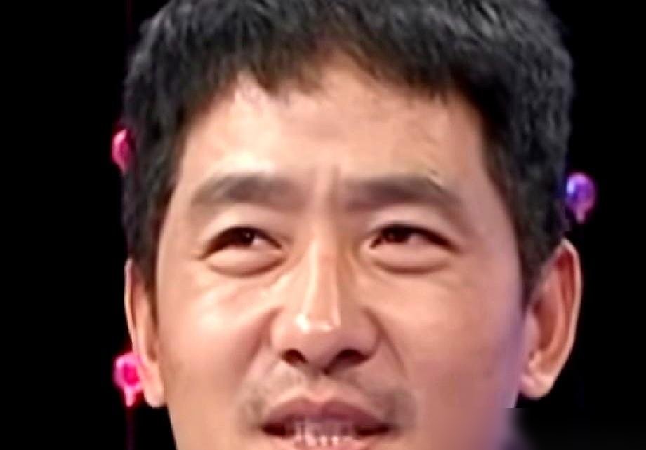 郭晓东刚在《披荆斩棘》被淘汰，转头自曝真名，连亲哥的名字都改了。
他原叫郭广习，哥叫郭广学，合起来“学习”。有回在家晒地瓜干，他嫌“广习”太土，临时起意改成了郭晓东。他哥也跟风，改叫郭晓峰。
网友一看旧名“郭晓冬”，直拍大腿，说那个“冬”字比“东”灵多了，改丢了运气。
唱歌跑调垫底淘汰，挂素人