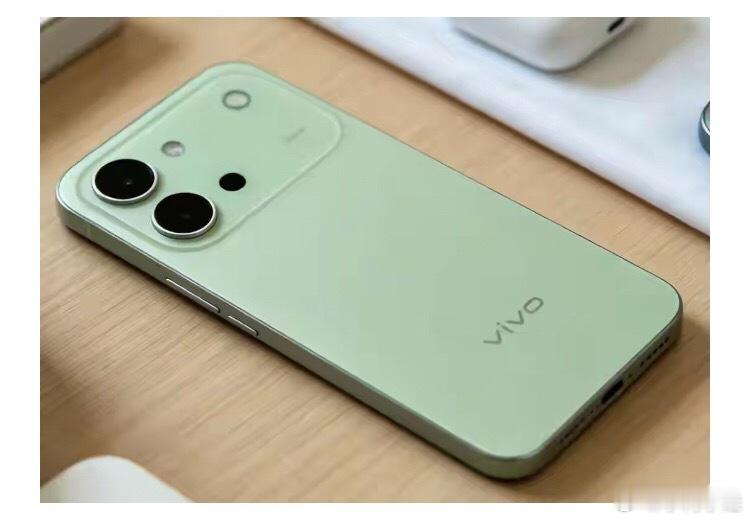vivo S60 元气版的定位更加务实，核心卖点依旧是人像和续航。它配备5000万像素前置柔光自拍，后置5000万像素主摄+800万像素超广角，并加入环形柔光补光灯，日常拍人、自拍和聚会记录都比较有优势。天玑7500满血版搭配144Hz 1.5K OLED屏，面对日常应用和主流游戏基本够用。最值得注意的是，它同样使用72 ​