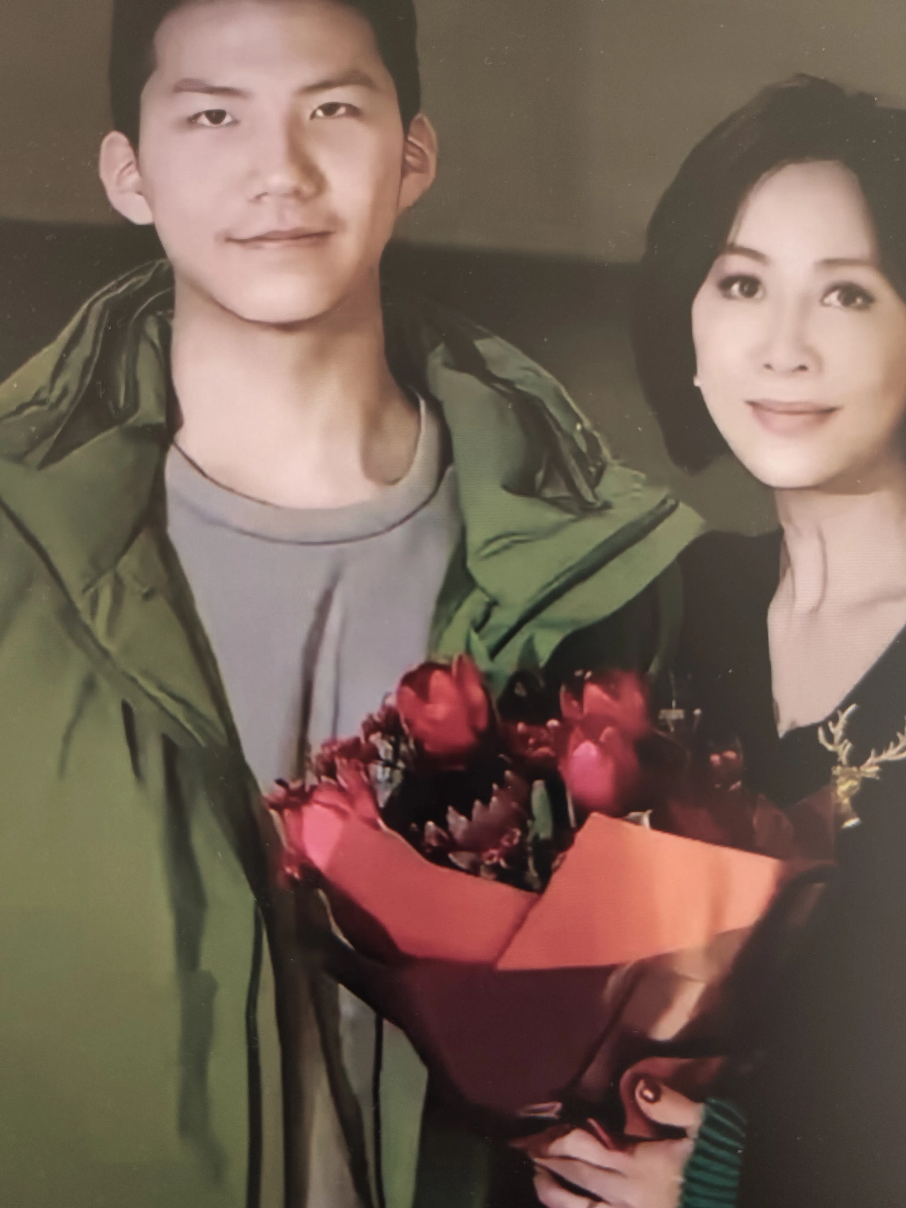 身家十亿的刘嘉玲把千万豪宅过户给干儿子康康，原以为这件事能够平稳落幕。可康康收下房产之后，立刻删掉了二人往日的合影，主动归还房屋钥匙。就连王家卫手中一份十分难得的优质影视资源，也被他果断回绝。
 
需要说明的是，豪宅过户、归还钥匙这些细节，大多是网络自媒体传闻，刘嘉玲和胡军一家人并没有公开证实过这件