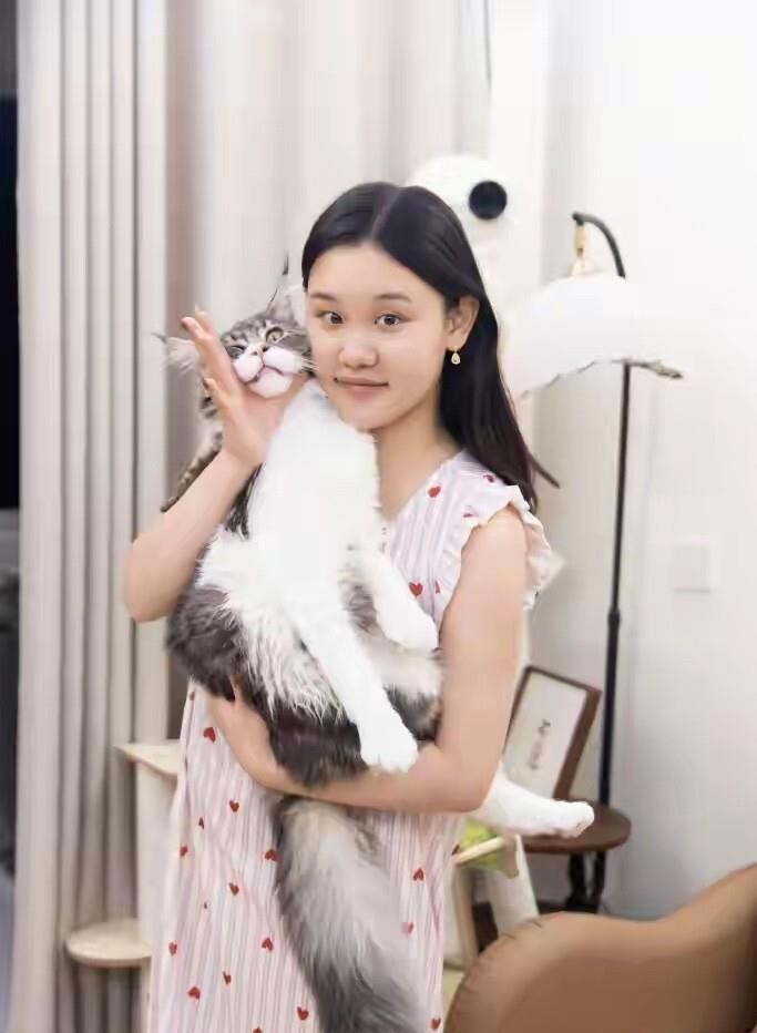 张家齐退下来后聊全红婵陈芋汐那段，把跳水队最真实的那层窗户纸捅破了。训练池边三个人盯的是同一块奥运名额，谁起跳歪半寸、入水绷不住腿，另外俩人比裁判还清楚。亚运上陈芋汐配卢为照样把女双十米台金牌揽回来，全红婵在大赛里一次次把人类难度天花板往上推，张家齐坐到镜头前说“了解你的人是敌人”，没有酸、没有装、