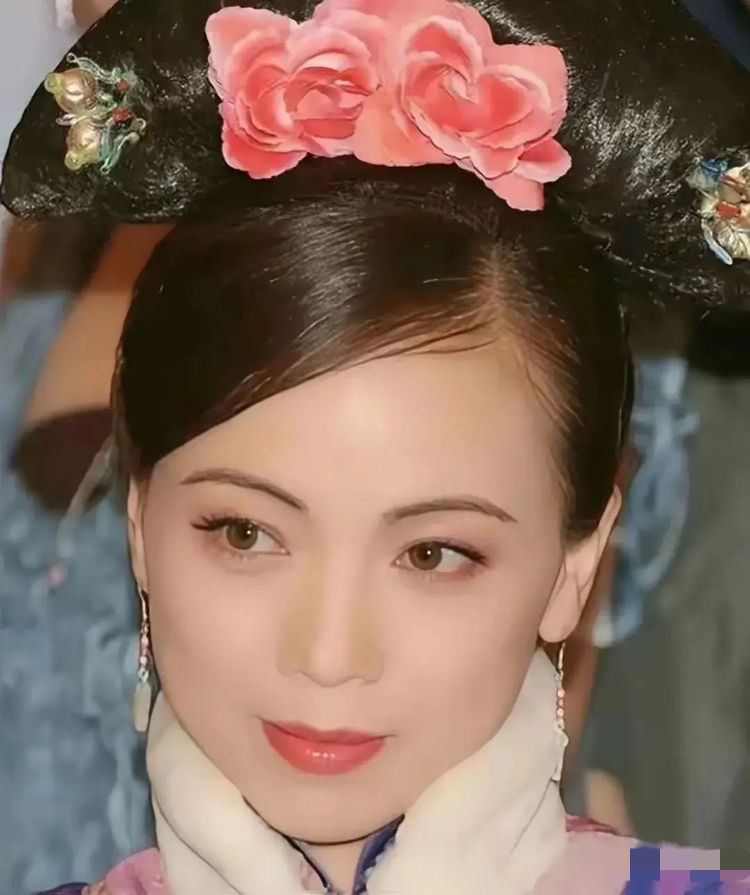 1996年，邓萃雯爱上已婚的江华，不顾江华怀孕的妻子，连续6天在邓萃雯闺房私会，被曝光后还结伴看电影。江华的妻子麦洁文发短信痛斥邓萃雯：“你别太过分！”江华却声称自己是被勾引的。

那年夏天，狗仔在邓萃雯公寓楼下蹲了六个通宵。江华深夜进门，天亮才走。麦洁文挺着大肚子在家待产，手机里收到记者发来的照片