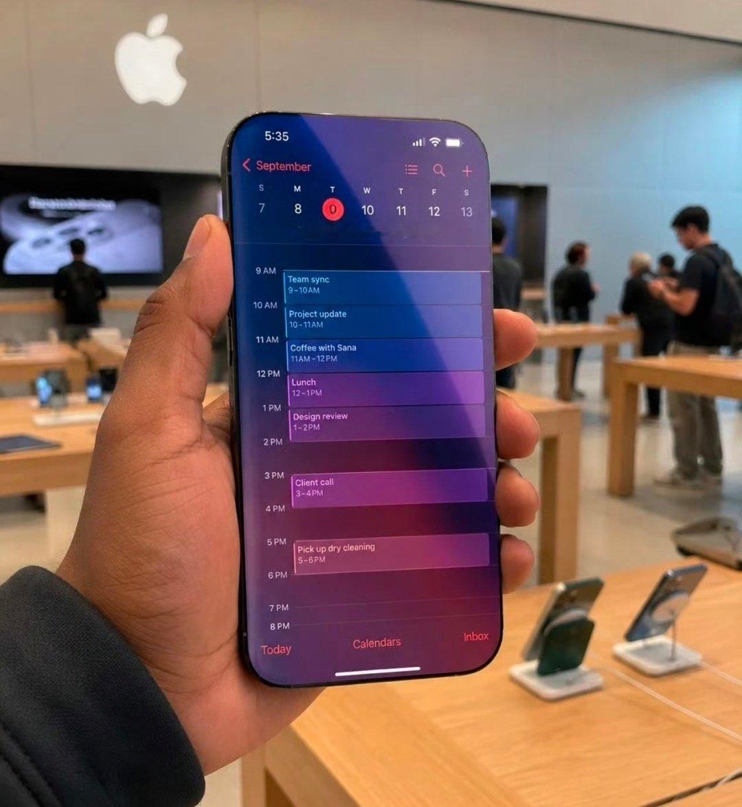 #iPhone20Pro配置曝光#不是真全面屏，是无边框打孔方案，现在别太高兴了，也就是国产三年前的水平，说不定还有可能涨价。 ​