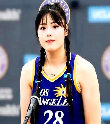 女篮主力李月汝竟然因为一个快递信封，硬生生错过了世界杯。

网上说她跟教练闹翻、被扣证件的传言全在瞎扯。真相是她的旧护照空白页不够贴签证，在美国换新本，结果新旧两本护照一起被当地邮政弄丢在中转仓。

物流轨迹死死卡在8月23日不动。打电话找客服填调查单，对方轻飘飘来一句调查要等30天。可大赛的报名名