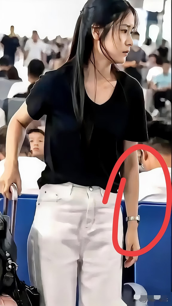 网上疯传着一段高铁候车厅里十几秒的偷拍视频。镜头里的女孩，全身上下找不到一个大牌logo，连个几十块钱的纯色美甲都没做，却在短短几天内，把平台上那些全副武装的"精致网红"给秒得连渣都不剩。
这事儿挺有意思的。你说那些网红，出门恨不得把整套化妆间背在身上，滤镜开到亲妈都认不出来，摆个喝奶茶的姿势能凹出十八个角度，结果流量还不如一个素颜等车的姑娘。问题出在哪？不是颜值不够，是"演"得太满了。观众早就审美疲劳了，你越是拼命展示"我过得很好"，大家越觉得假。那个候车厅里的女孩，可能只是在发呆、在啃面包、在等一个晚点的车次，但她身上有种"我没在表演"的松弛感，这种不刻意，反而成了最稀缺的东西。
说白了，这个时代不缺美人，缺的是"活人感"。当所有人都在卷同一个精致模板，素颜和真实反而成了降维打击。那些网红不是输给了这个女孩，是输给了观众心里那点越来越强烈的逆反——看腻了剧本，就想看点真的。
你觉得这种"反精致"的风潮，能持续多久？还是说，很快又会有新的"真实人设"被批量生产出来？