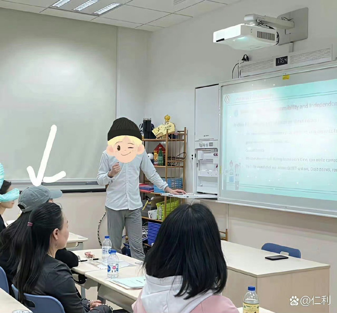 #angelababy#[心]#angelababy到小海绵学校开家长会#
成长的道路上永不缺席的是妈妈的爱
​