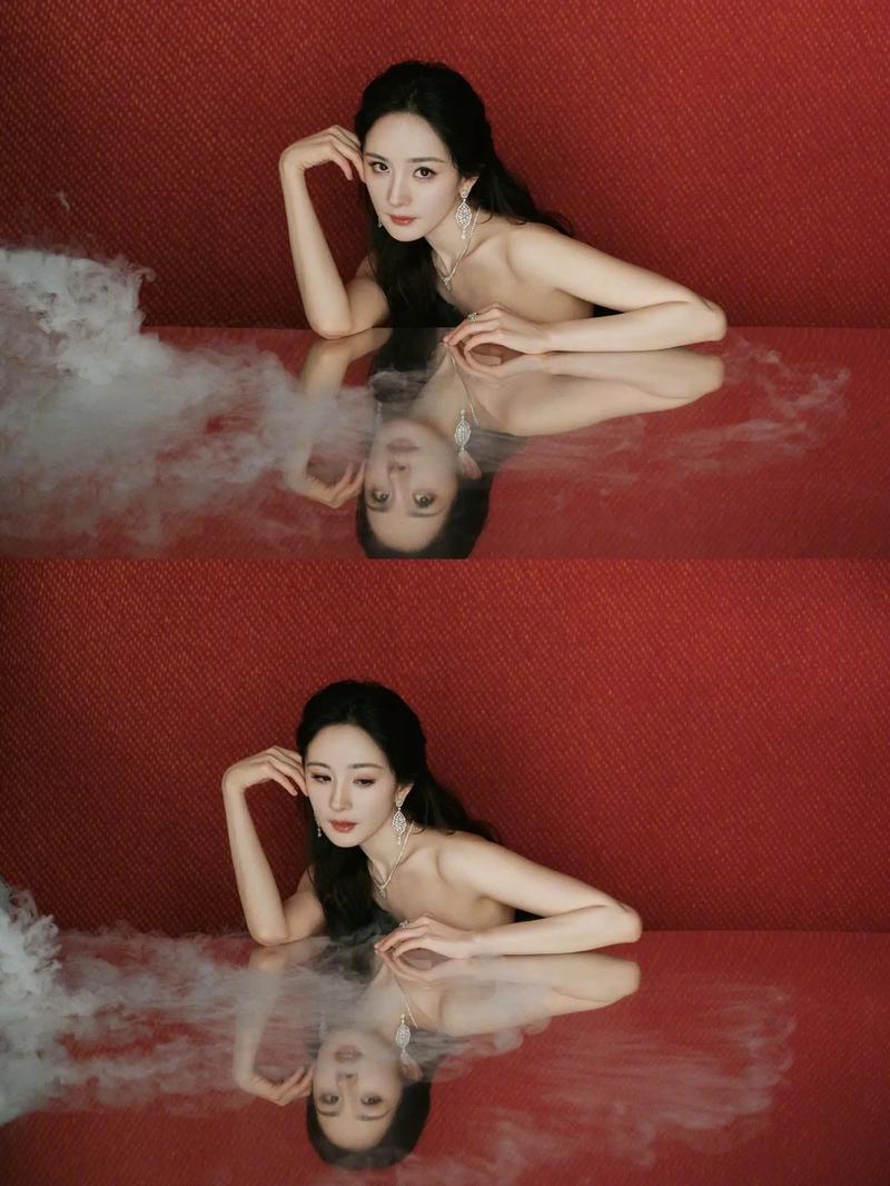 杨幂工作室晒出一组活动造型图。杨幂身穿黑色高开叉吊带裙秀修长美腿，身材...