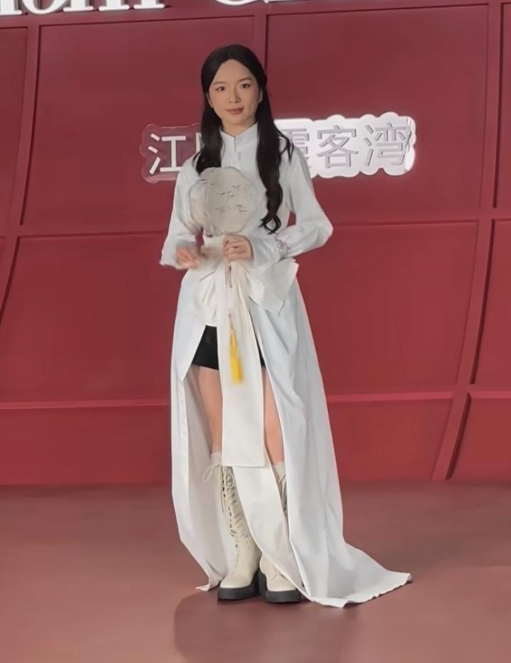 20亿票房影后，红毯翻车被骂土。
李思潼穿一身拖地长裙走芭莎红毯，个子撑不起来，衣服像挂在她身上。网友直接开麦：这造型师是仇人吧？
可你查查她这半年干了啥。4月电影上映，票房干到20亿。8月拿长春电影节影后。10月金鸡奖提名最佳女主。前天还在人民日报副刊发了篇署名文章。
别人挤破头想上的地方，