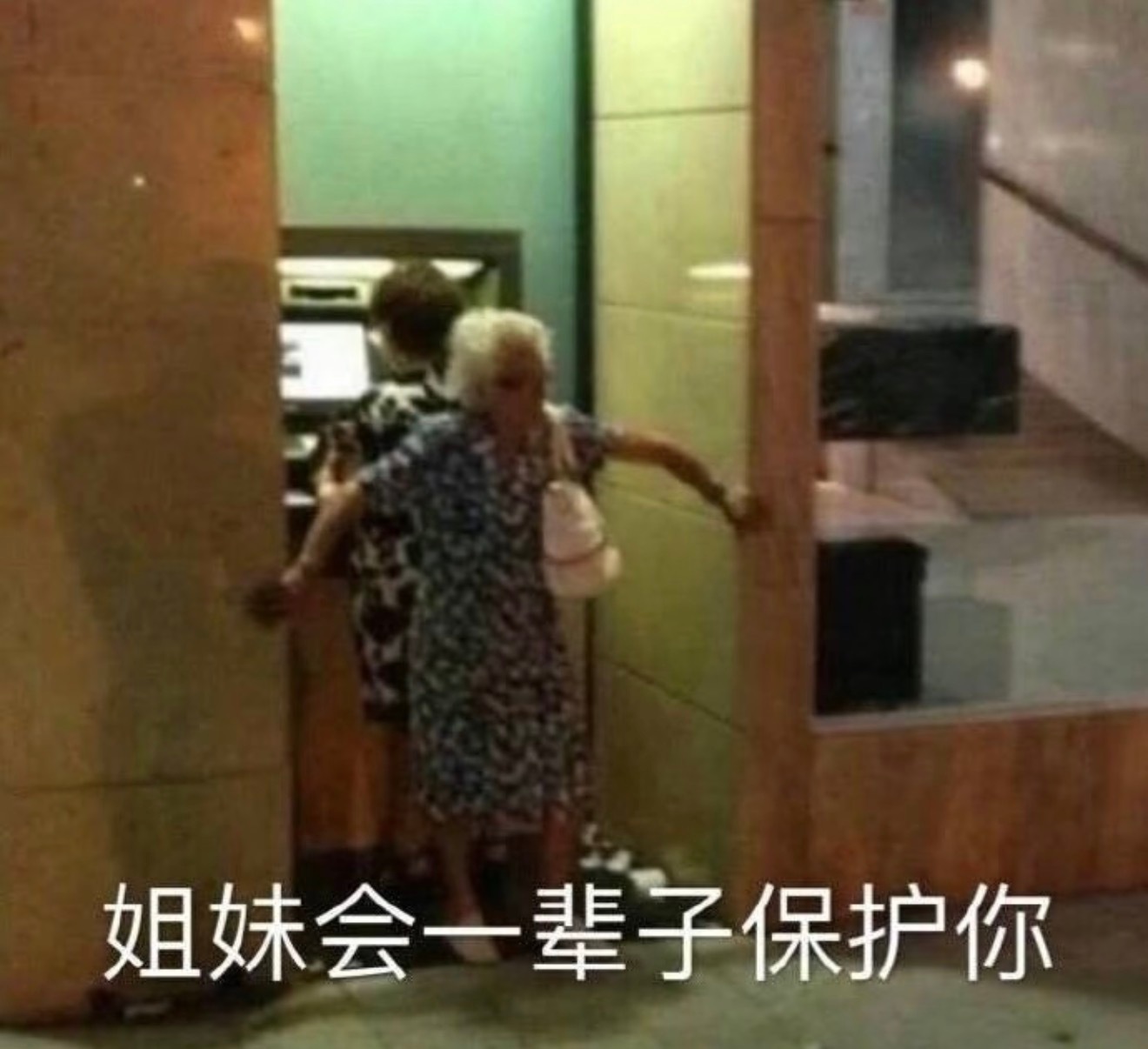 苹果首款折叠屏iPhone Duo还没开售，就先因“维修费预估8000元”冲上热搜，这并非官方定价，而是数码博主测试时反掰机身导致外屏闪屏后，业内据此估算出的保外维修成本。  一、8000元维修费从何
