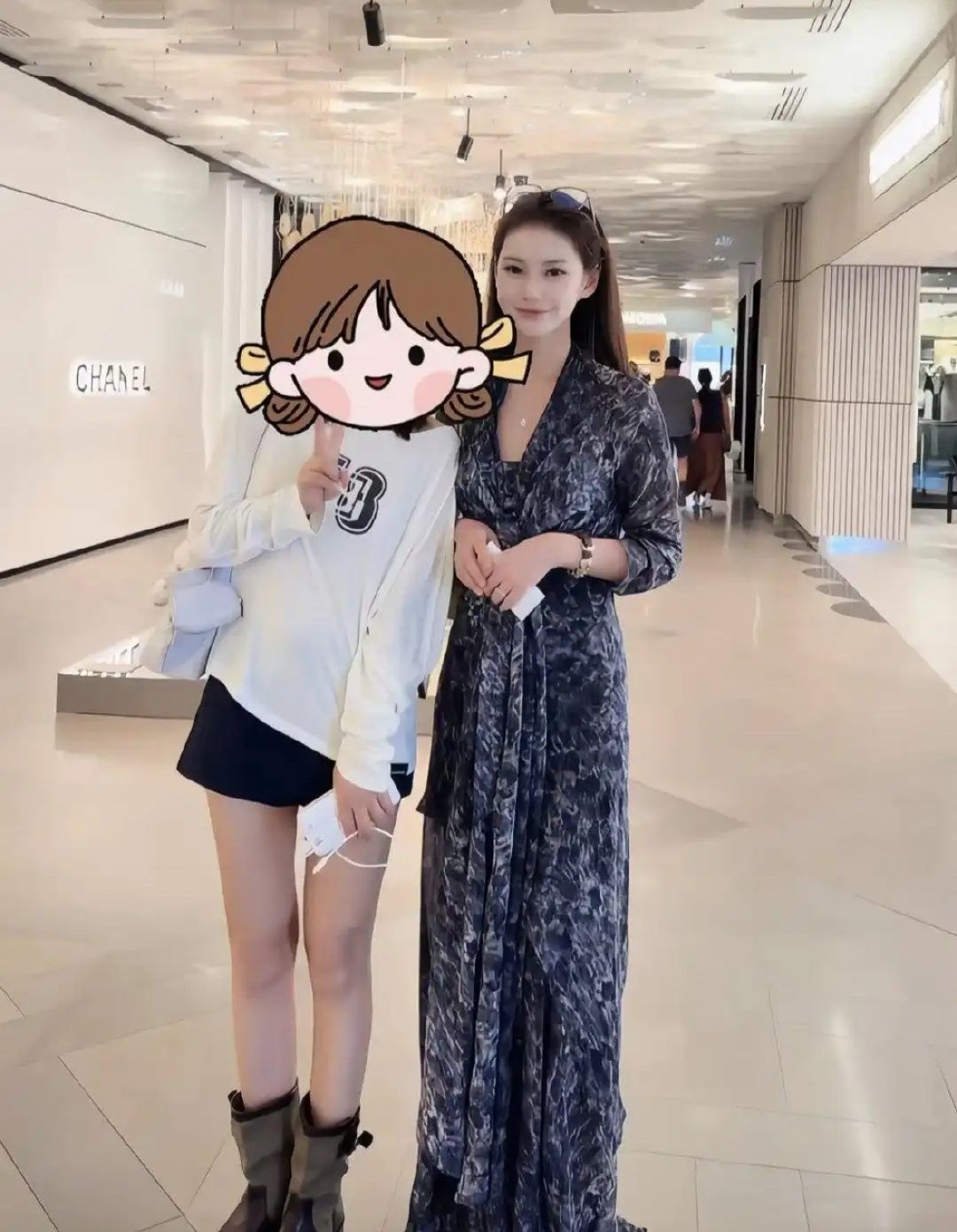 45岁汪小菲在巴黎给老婆提包，马筱梅满身名牌贵妇范儿十足 ​