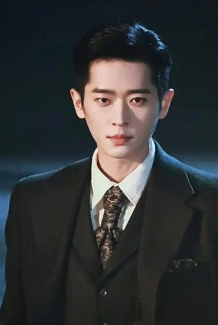 网上居然有人嫌丞磊在《玉簟秋》里演得油，真不知道现在的观众是不是被清一色白面小生喂饱了细糠。
虞昶轩那个角色摆在那儿，民国呼风唤雨的少帅，天天在风口浪尖和脂粉堆里打滚，身上带点浑不吝的傲气再正常不过了。真要是演成个唯唯诺诺、一碰就碎的乖乖仔，那才是毁剧。
这几年内娱荧幕上最缺的，其实就是这种带点