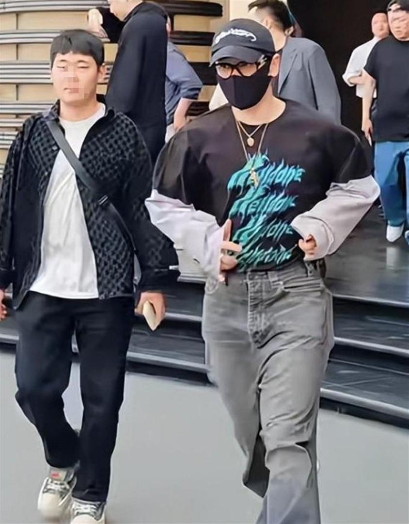 黄晓明看1.3亿上海豪宅只带一个助理、绯闻女友消失、金鸡刚盖章：快50岁的他，把霸总人设过成了低调陪读 ​