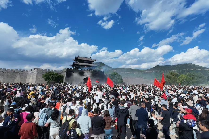 #山东省第二十六届运动会#【#看省运 游临沂# | 省运专属精品旅游路线上线！8条线路玩转大美临沂】红色沂蒙迎省运，活力临沂展风采。万众期盼的山东省第二十六届运动会开幕式将于8月26日20:00在临沂奥体公园体育场隆重举行，这是我市承办规模最大、规格最高的综合性体育盛会。全省运动健儿齐聚沂蒙热土 ​