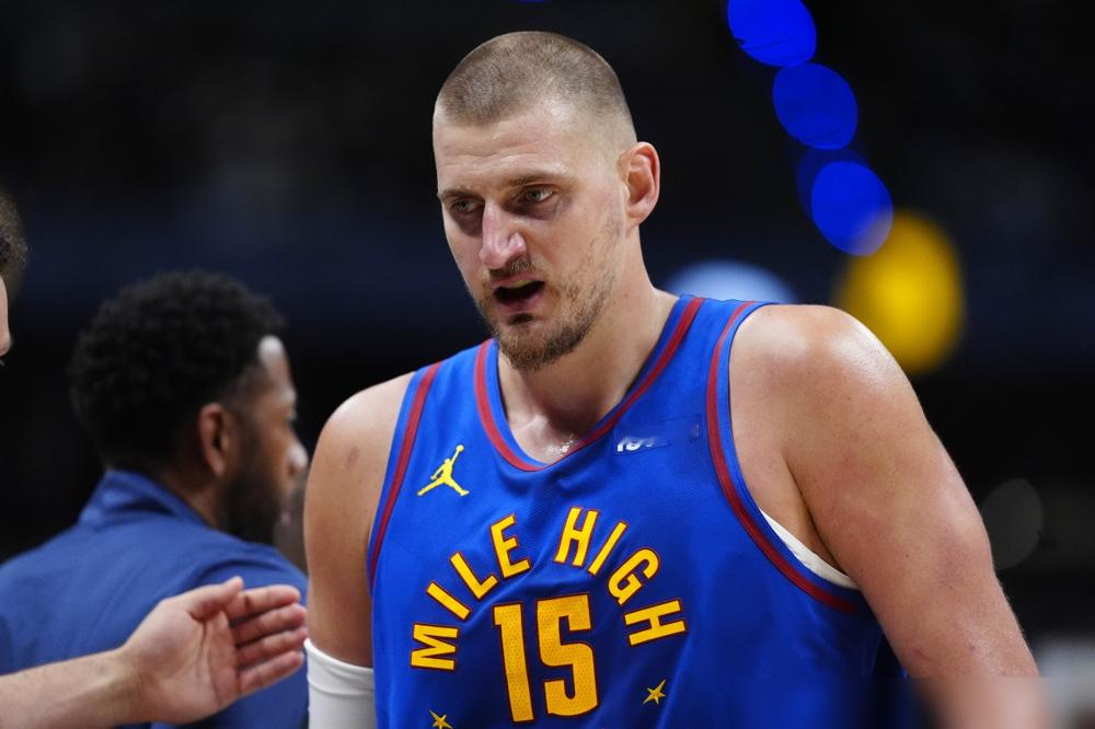 刚拿MVP的约基奇，被人迎面大帽，晃倒在地，最后还成了隔扣背景板。26...