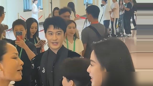 48岁黄晓明，眼睛盯着邓亚萍，魂儿早飞了。
网友拍的那段视频里，他嘴上应着话，眼神却一次次飘向旁边的陈丽君。那种直勾勾的劲儿，藏都藏不住，弹幕直接炸了：这不就是心动的信号？
一边是乒坛大魔王，一边是越剧顶流。黄晓明这波操作，把“人在心不在”演成了教科书。
有意思的是，他刚以博士新生身份去上戏报