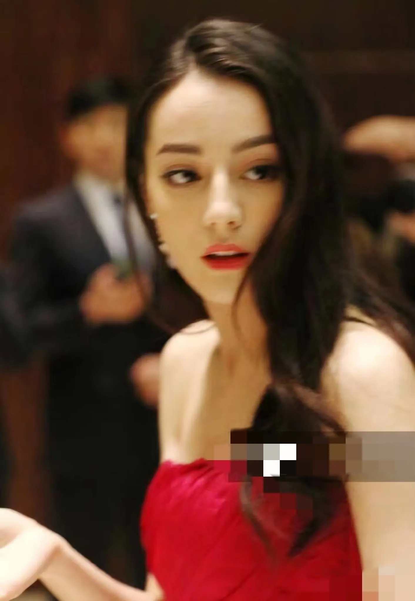 迪丽热巴不愧是靠颜值就能成为女顶流的明星，穿红色美哭了。